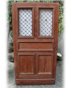 Historische Haustür, Antike restaurierte Haustür mit Geflechtgitter