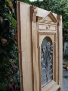 Historische Haustüre, einflügelig, sauber entlackt, formschönes Schmiedegitter