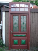 Historische Haustüre, einflügelig, mit original Rahmen und Oberlicht.