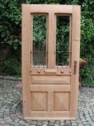 Historische Haustüre mit leichtem Schmiedegitter, perfekt entlackt