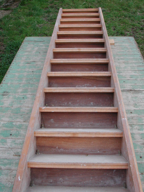 Geradeläufige Treppe in Buchenholz, Geschosshöhe 320 cm