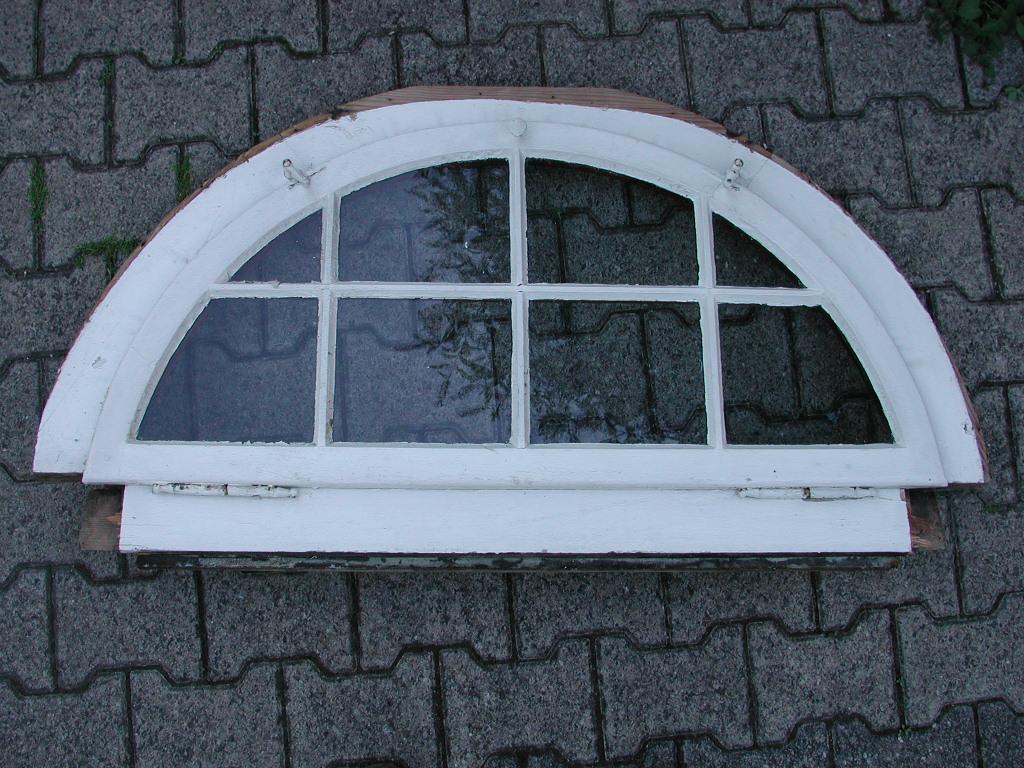 Rundbogen-Oberlicht, ehemals von einer Haustür um 1900