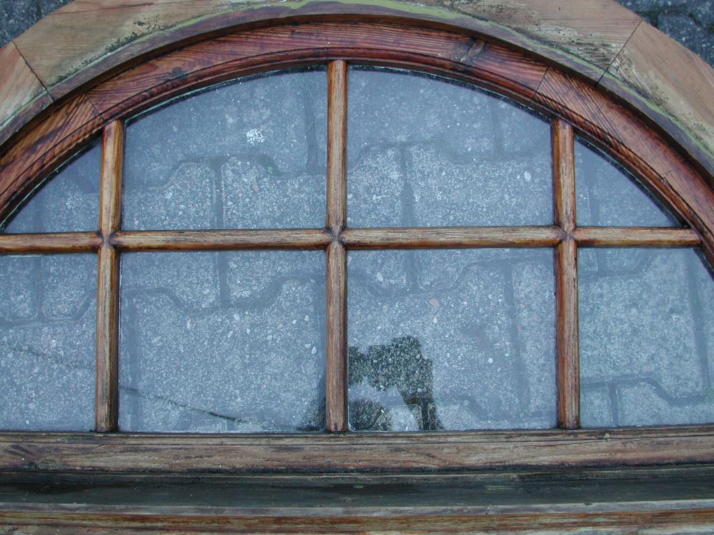 Rundbogen-Oberlicht, ehemals von einer Haustür um 1900