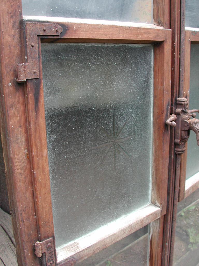 Fensterflügel, zweiflügelig, verziertem Griffstück, geschliffenen Gläser