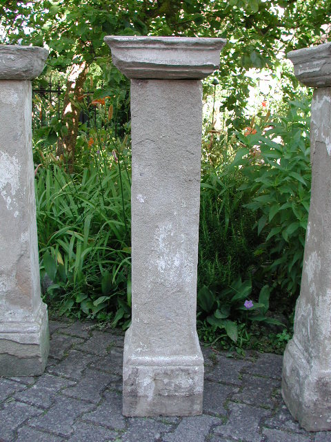 Antike Sandsteinsäulen mit Kapitell, vier Stück