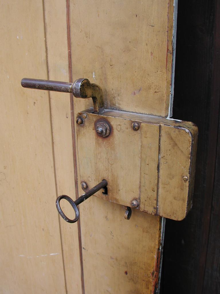 Zimmertürblatt mit original Kastenschloss u. Schlüssel, Schippenbändern