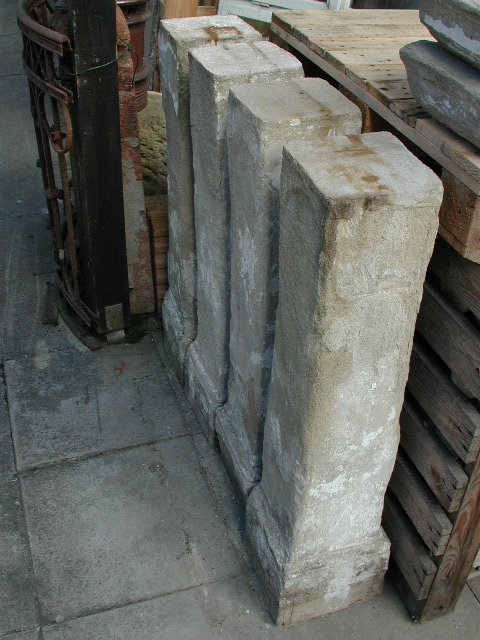 Antike Sandsteinsäulen mit Kapitell, vier Stück
