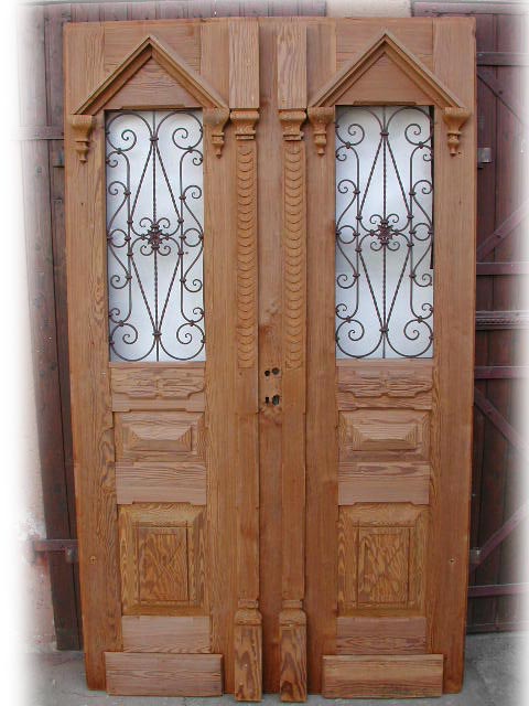 Historische Haustür zweiflügelig, mit Schmiedegitter